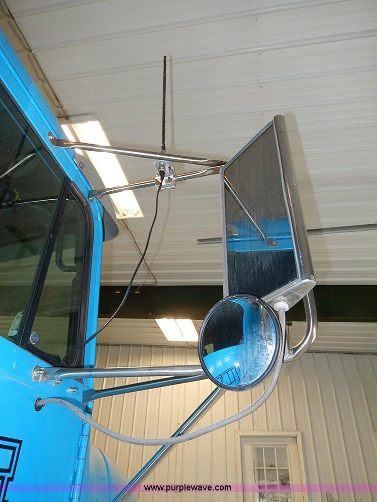 image for item I9488 1995 Freightliner FLD120 semi truck