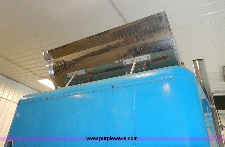 image for item I9488 1995 Freightliner FLD120 semi truck