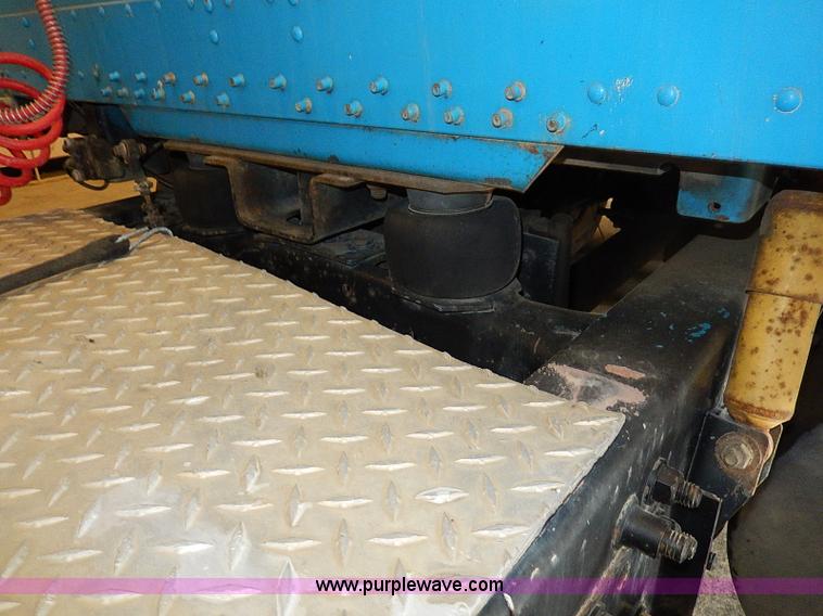 image for item I9488 1995 Freightliner FLD120 semi truck