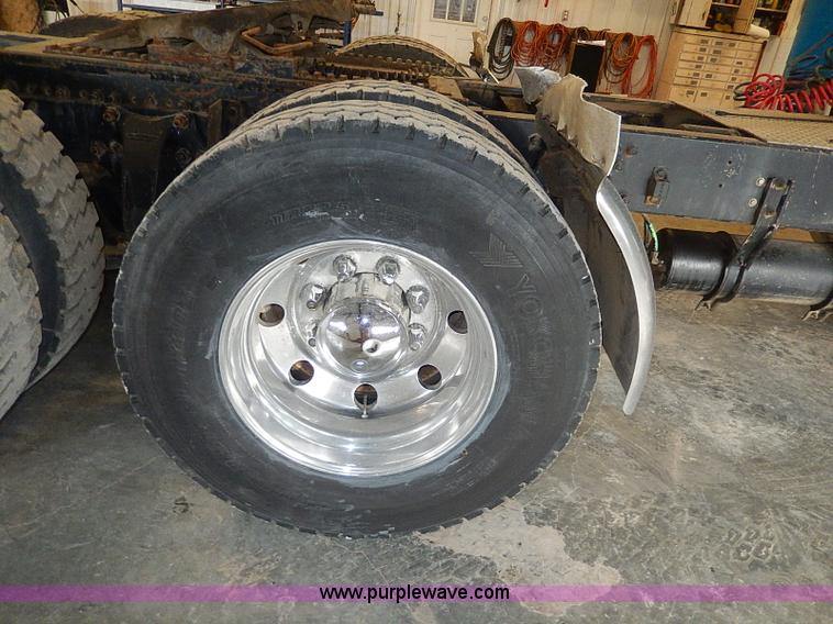 image for item I9488 1995 Freightliner FLD120 semi truck