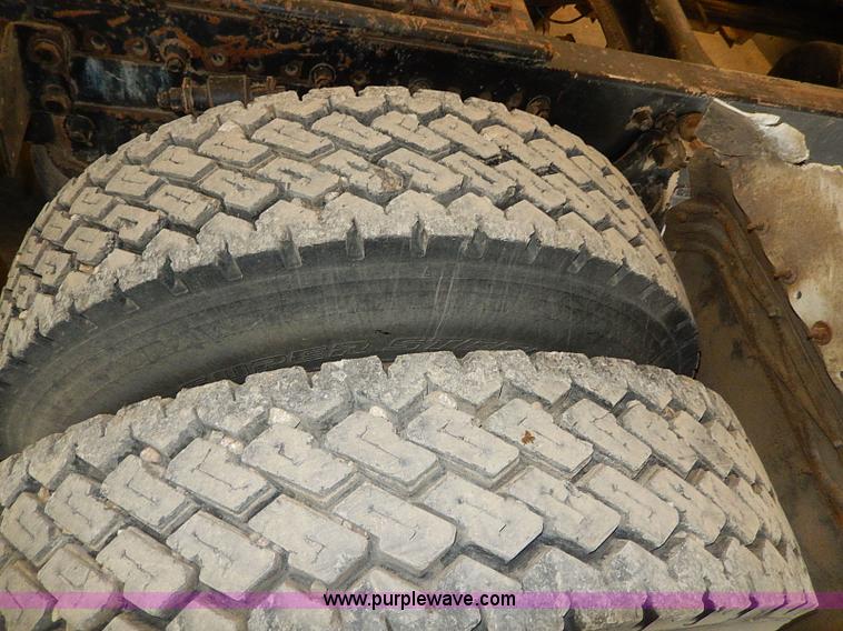 image for item I9488 1995 Freightliner FLD120 semi truck