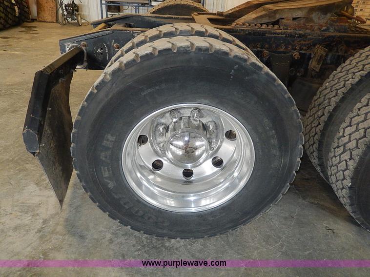 image for item I9488 1995 Freightliner FLD120 semi truck