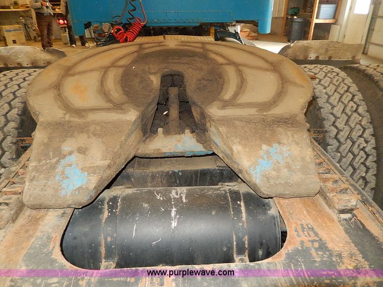 image for item I9488 1995 Freightliner FLD120 semi truck