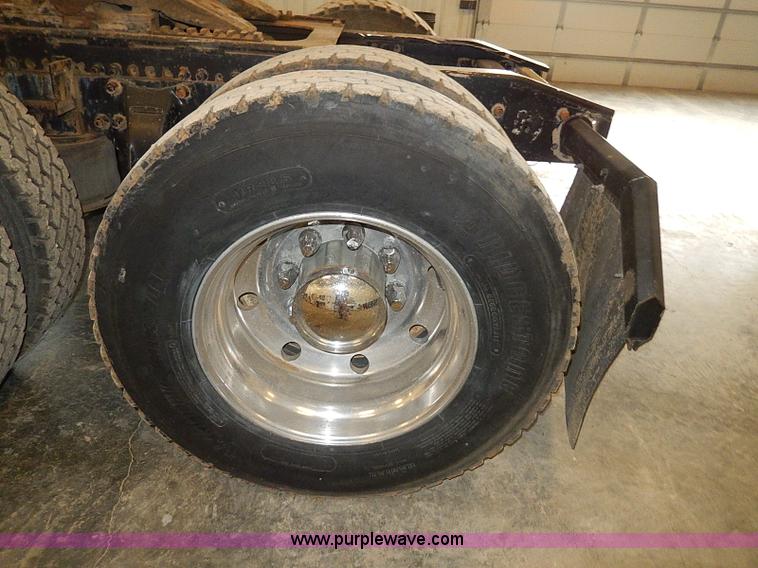 image for item I9488 1995 Freightliner FLD120 semi truck