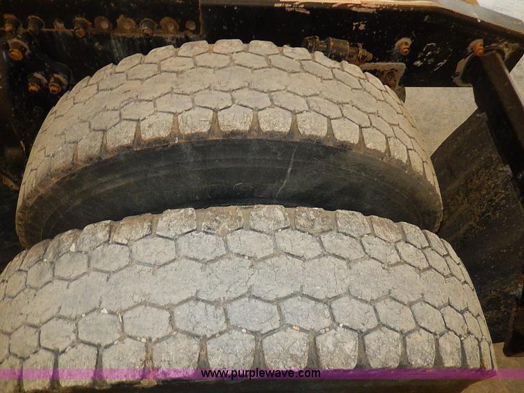 image for item I9488 1995 Freightliner FLD120 semi truck