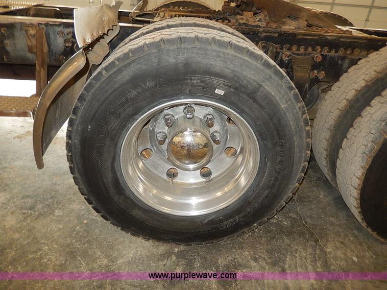 image for item I9488 1995 Freightliner FLD120 semi truck