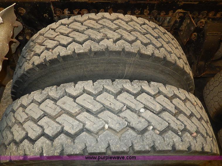 image for item I9488 1995 Freightliner FLD120 semi truck