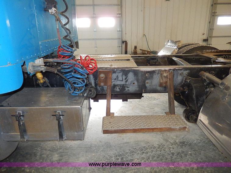 image for item I9488 1995 Freightliner FLD120 semi truck