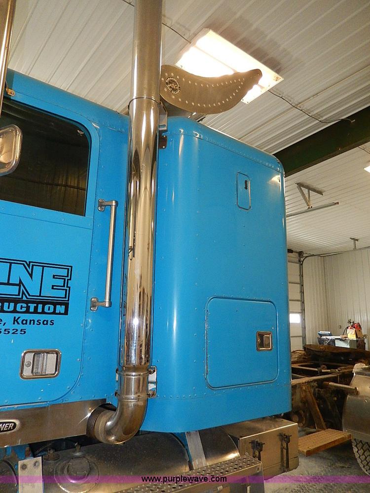 image for item I9488 1995 Freightliner FLD120 semi truck