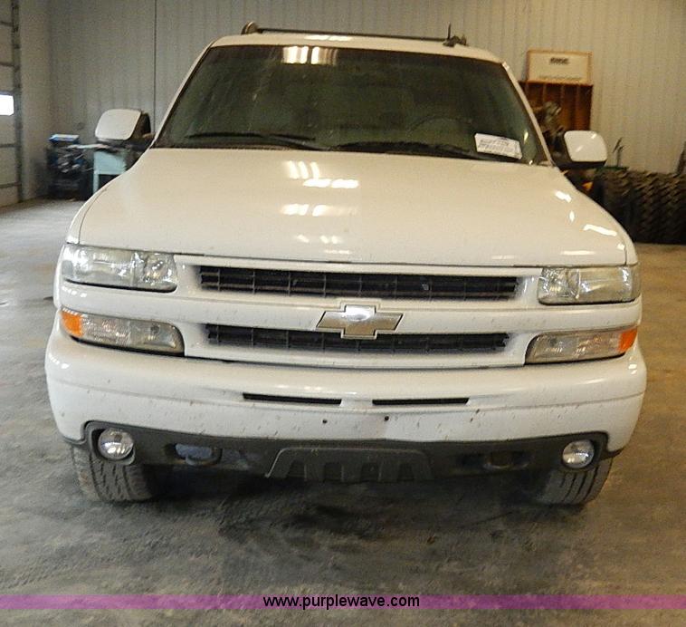 image for item I9492 2002 Chevrolet Suburban 1500 Z71 SUV