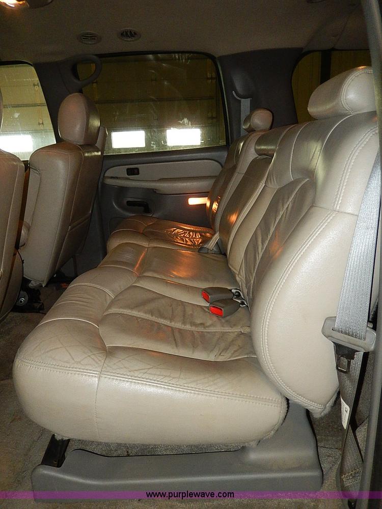 image for item I9492 2002 Chevrolet Suburban 1500 Z71 SUV