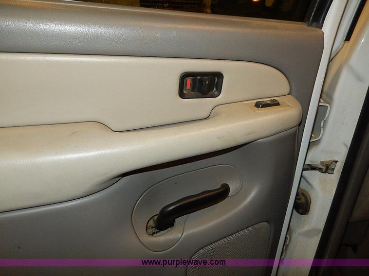 image for item I9492 2002 Chevrolet Suburban 1500 Z71 SUV