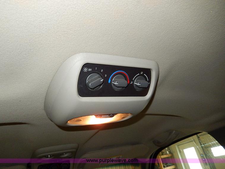 image for item I9492 2002 Chevrolet Suburban 1500 Z71 SUV