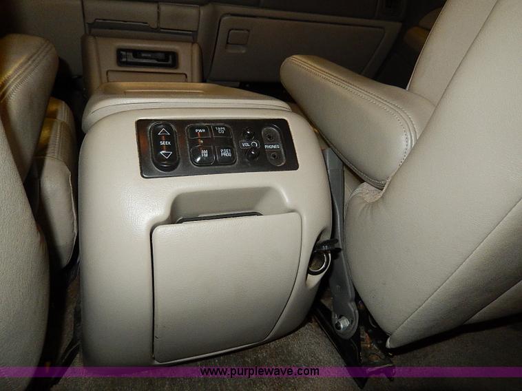 image for item I9492 2002 Chevrolet Suburban 1500 Z71 SUV