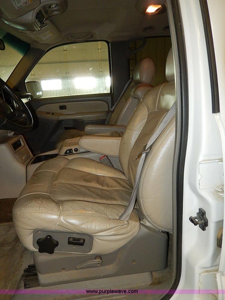 image for item I9492 2002 Chevrolet Suburban 1500 Z71 SUV