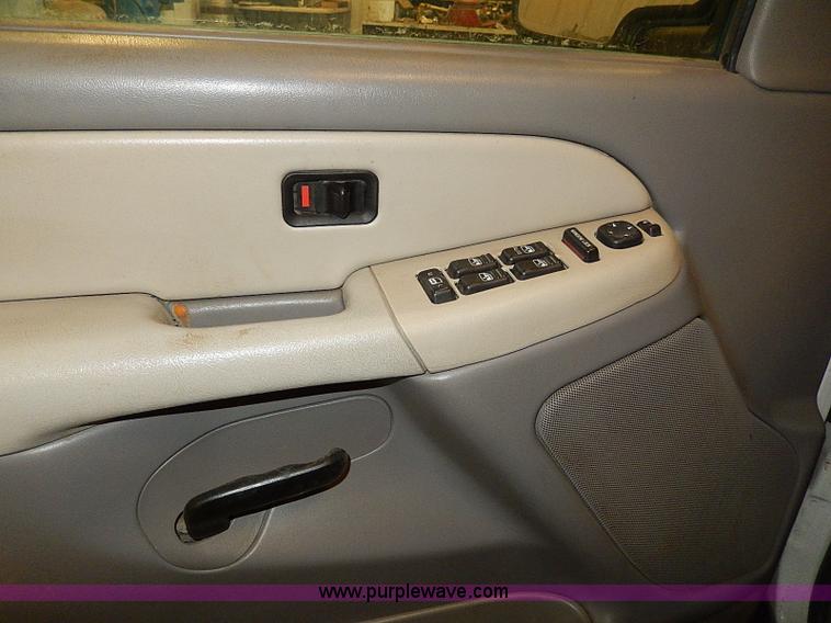 image for item I9492 2002 Chevrolet Suburban 1500 Z71 SUV