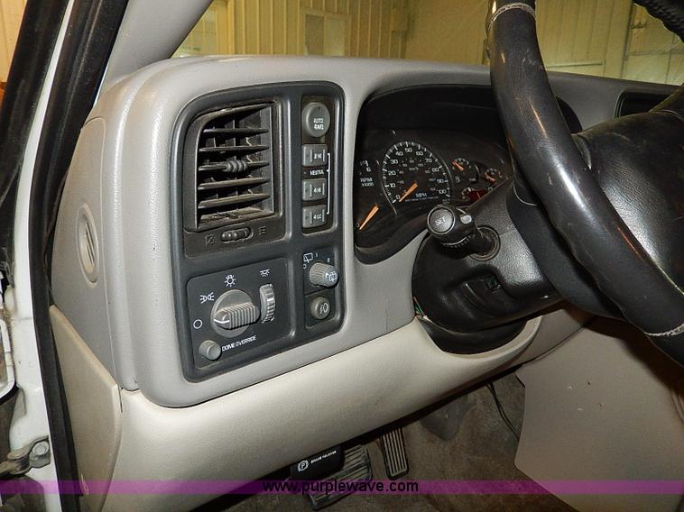 image for item I9492 2002 Chevrolet Suburban 1500 Z71 SUV