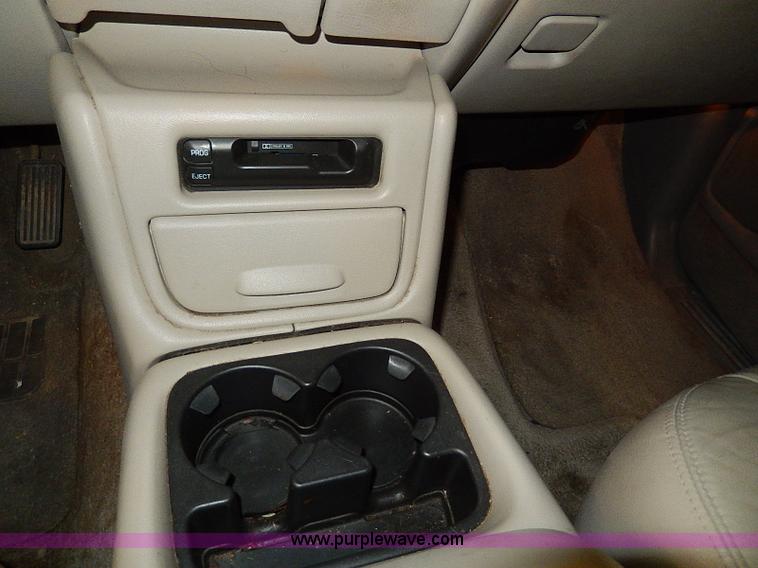 image for item I9492 2002 Chevrolet Suburban 1500 Z71 SUV