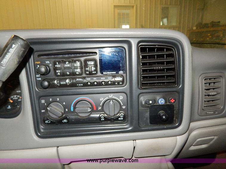 image for item I9492 2002 Chevrolet Suburban 1500 Z71 SUV