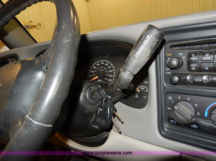 image for item I9492 2002 Chevrolet Suburban 1500 Z71 SUV