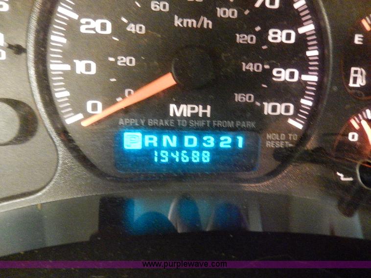 image for item I9492 2002 Chevrolet Suburban 1500 Z71 SUV