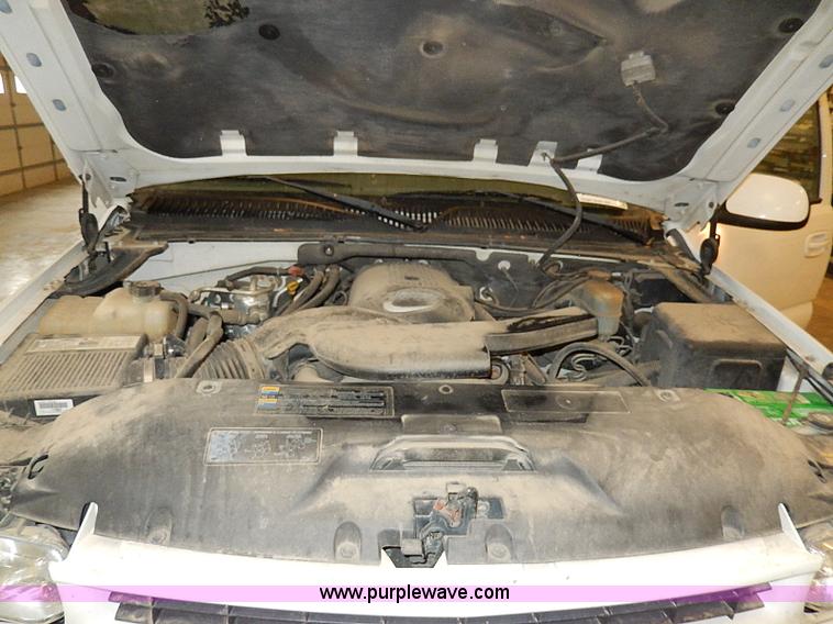 image for item I9492 2002 Chevrolet Suburban 1500 Z71 SUV