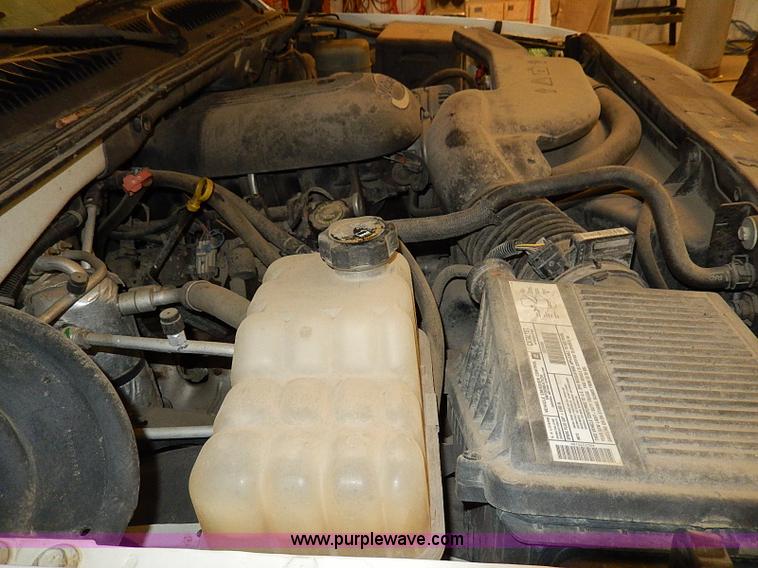 image for item I9492 2002 Chevrolet Suburban 1500 Z71 SUV