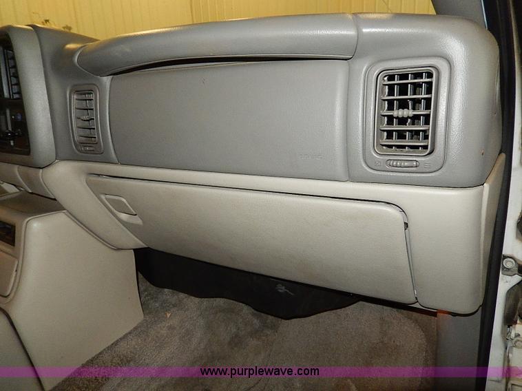 image for item I9492 2002 Chevrolet Suburban 1500 Z71 SUV