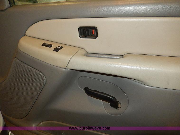 image for item I9492 2002 Chevrolet Suburban 1500 Z71 SUV