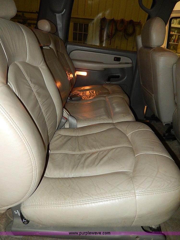 image for item I9492 2002 Chevrolet Suburban 1500 Z71 SUV