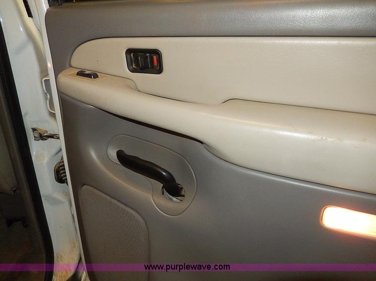 image for item I9492 2002 Chevrolet Suburban 1500 Z71 SUV