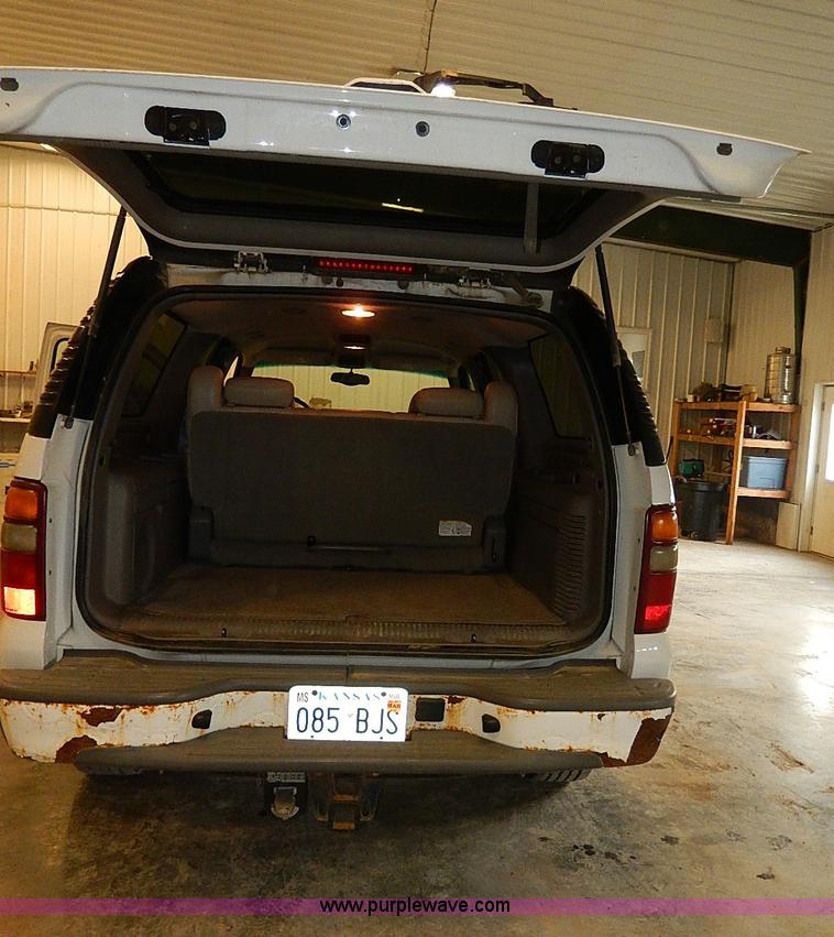 image for item I9492 2002 Chevrolet Suburban 1500 Z71 SUV
