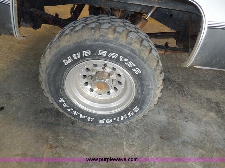 image for item I9492 2002 Chevrolet Suburban 1500 Z71 SUV