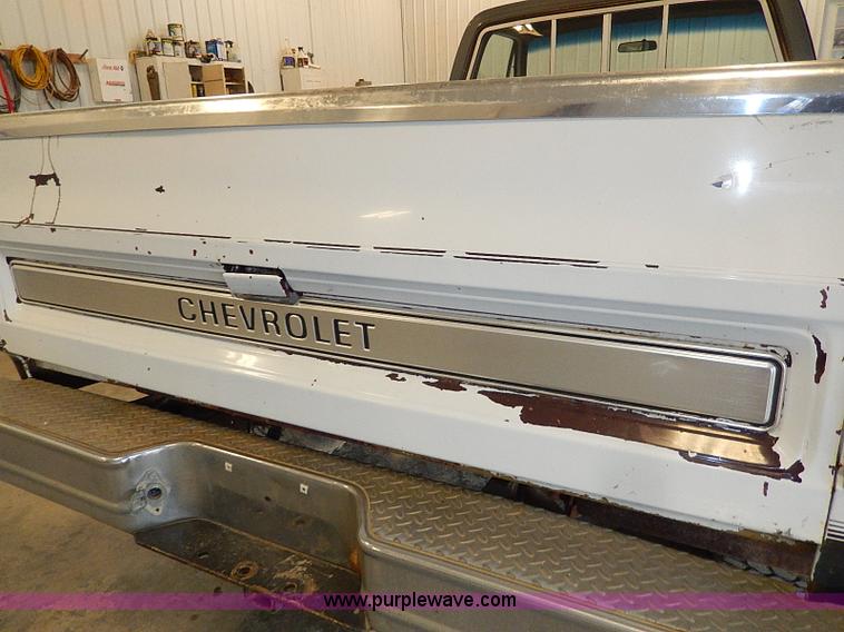 image for item I9492 2002 Chevrolet Suburban 1500 Z71 SUV