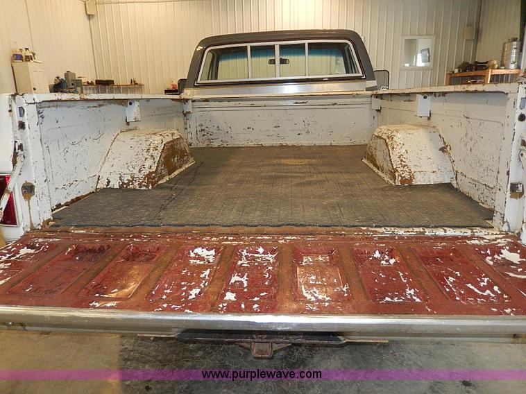 image for item I9492 2002 Chevrolet Suburban 1500 Z71 SUV