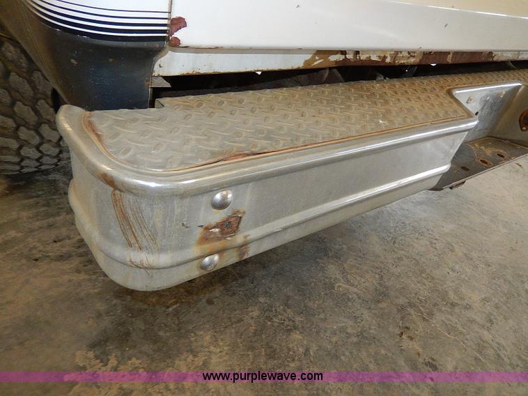 image for item I9492 2002 Chevrolet Suburban 1500 Z71 SUV