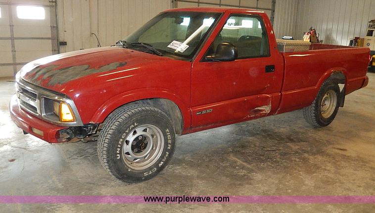 image for item I9493 1995 Chevrolet S10 pickup truck