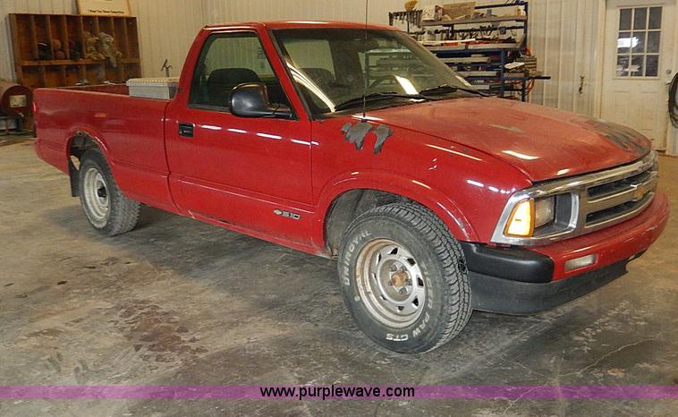 image for item I9493 1995 Chevrolet S10 pickup truck