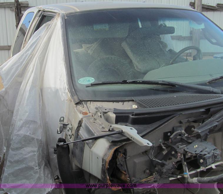 image for item G9675 2001 Ford F150 pickup truck cab