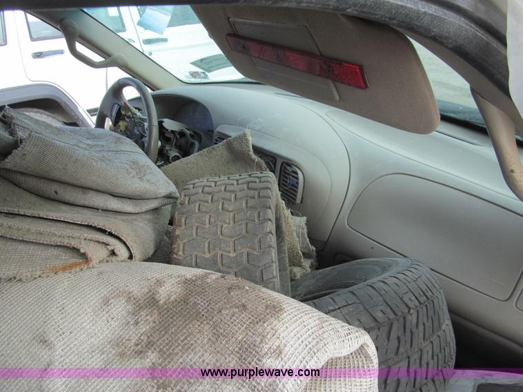 image for item G9675 2001 Ford F150 pickup truck cab