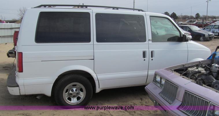 image for item G9676 2002 Chevrolet Astro van