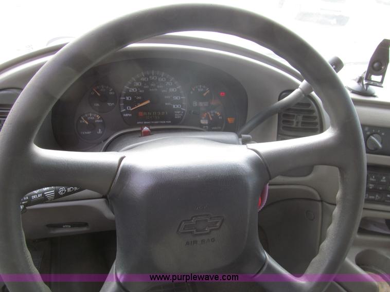 image for item G9676 2002 Chevrolet Astro van