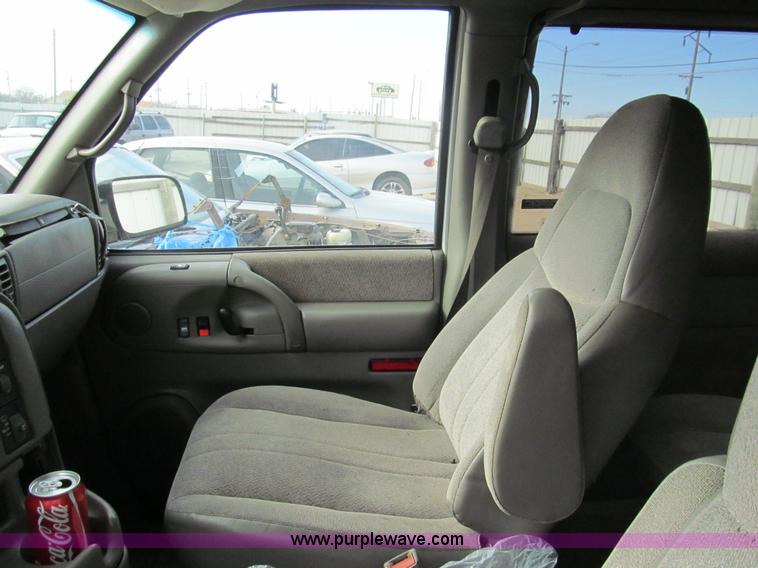 image for item G9676 2002 Chevrolet Astro van