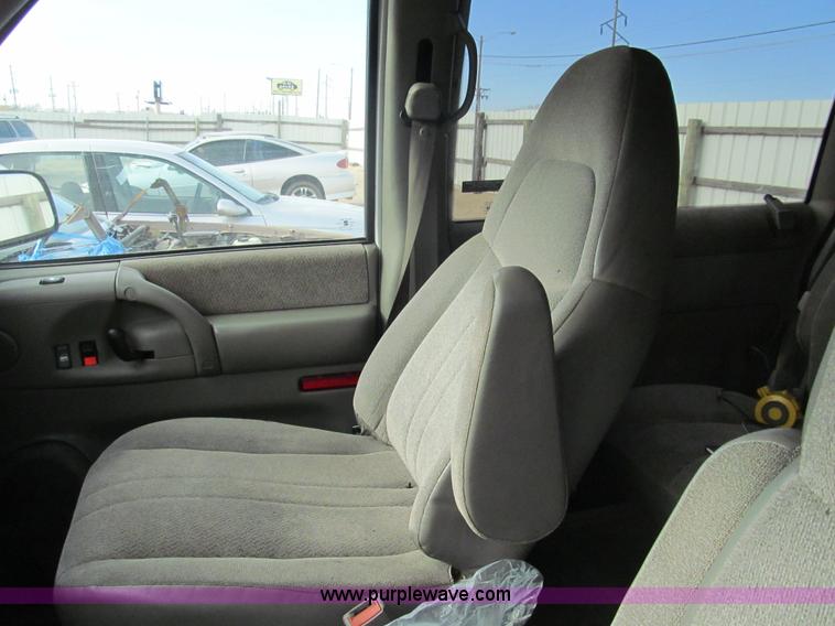 image for item G9676 2002 Chevrolet Astro van