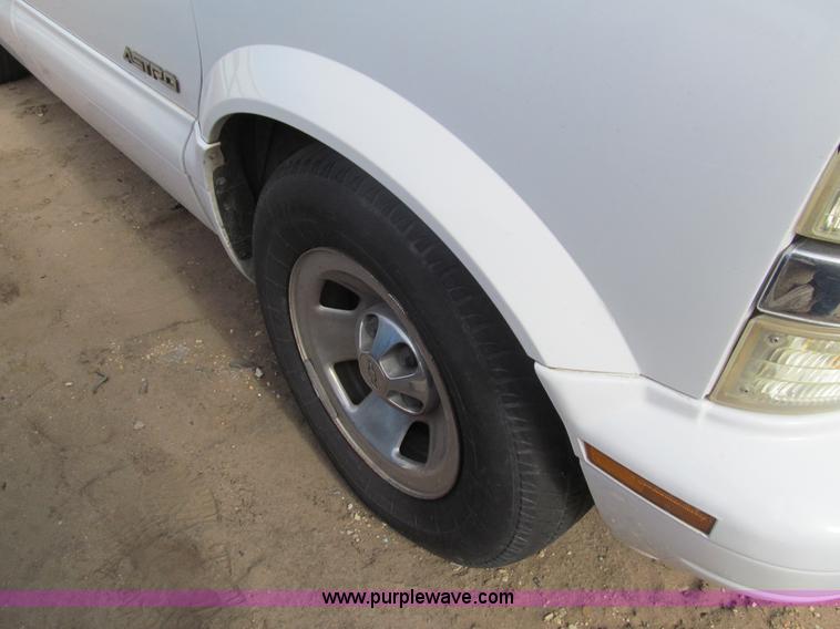 image for item G9676 2002 Chevrolet Astro van