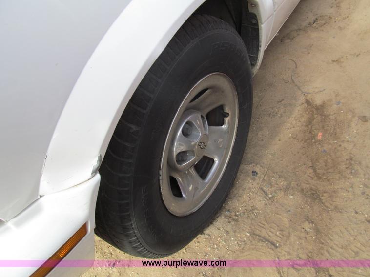 image for item G9676 2002 Chevrolet Astro van