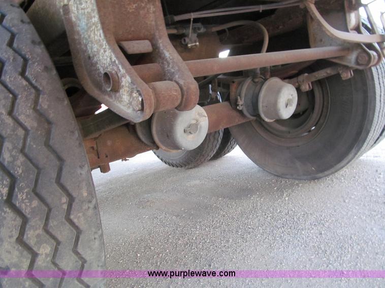 image for item G9704 1983 Trailmobile tandem axle dry van trailer