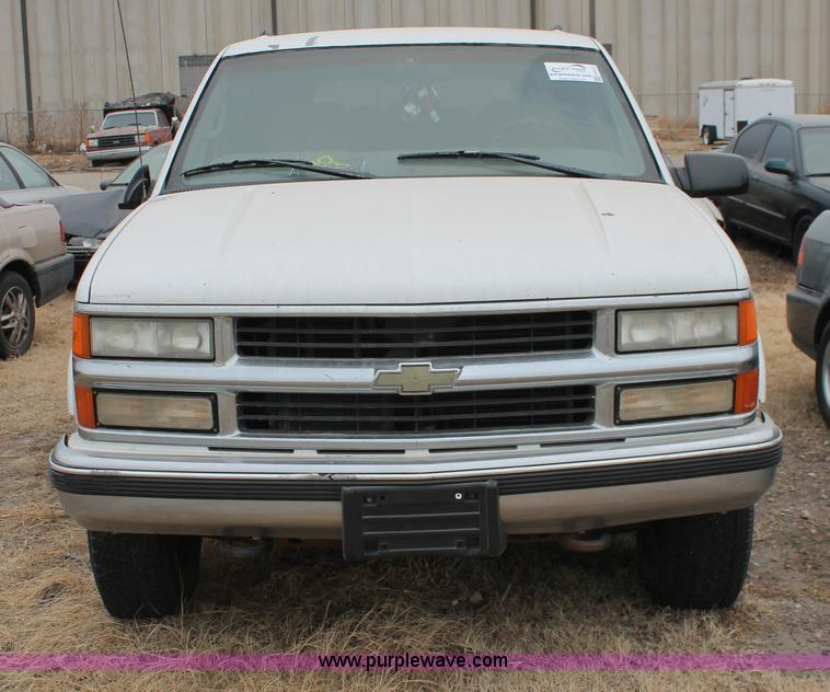 image for item H8327 1999 Chevrolet Suburban K1500 SUV