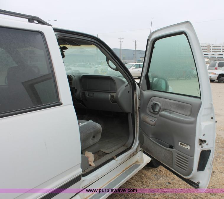 image for item H8327 1999 Chevrolet Suburban K1500 SUV