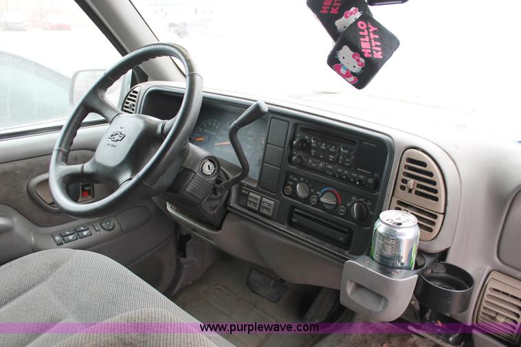 image for item H8327 1999 Chevrolet Suburban K1500 SUV